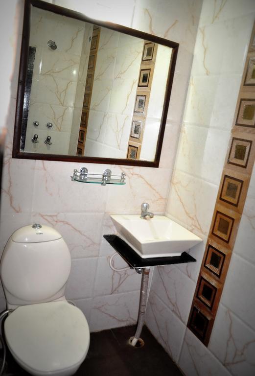 Hotel Peace Point - 1 Min Walking Distance From Station New Delhi Rum bild