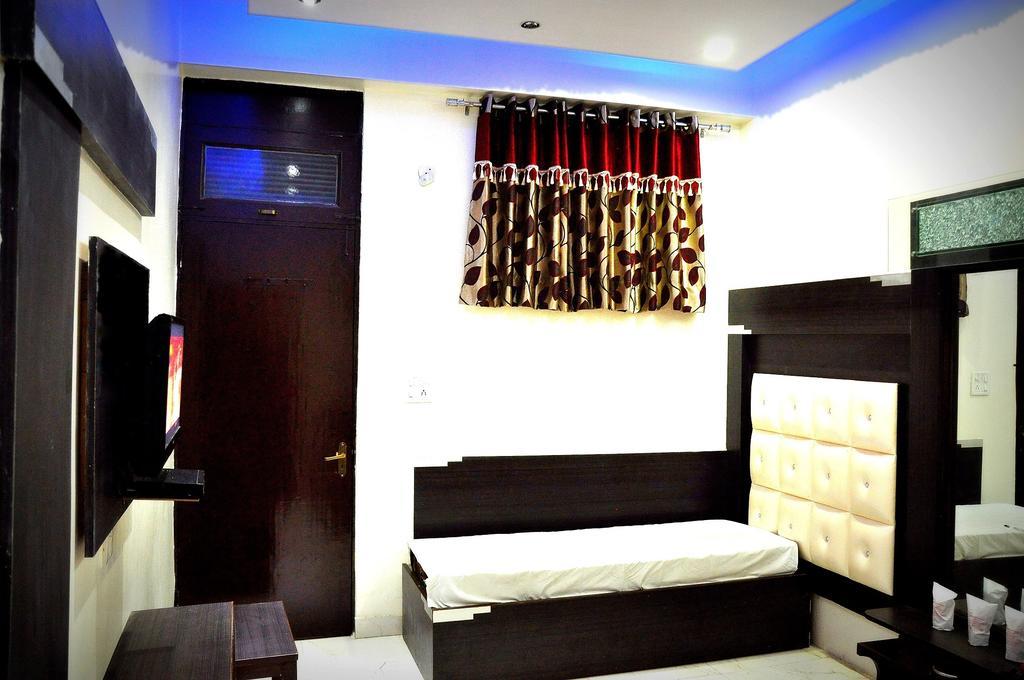 Hotel Peace Point - 1 Min Walking Distance From Station New Delhi Rum bild