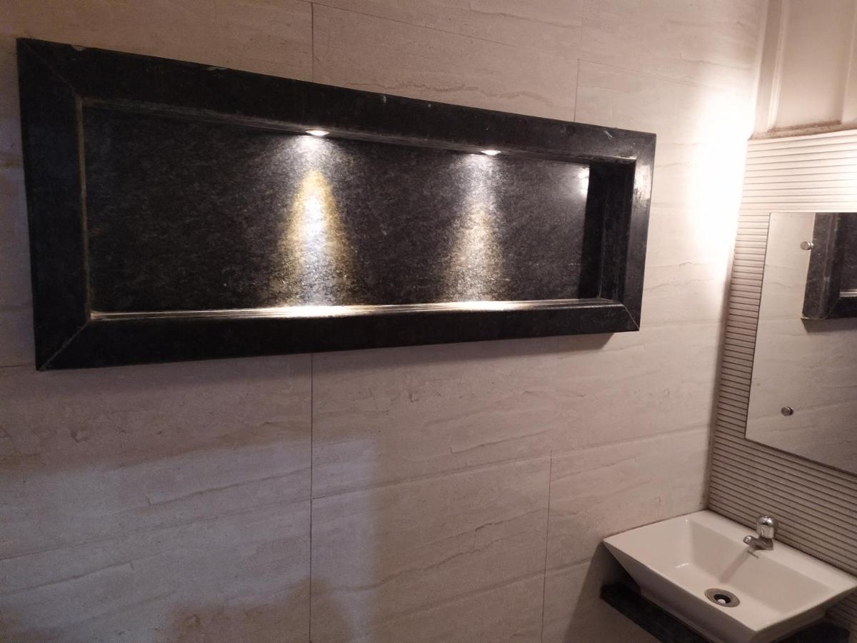 Hotel Peace Point - 1 Min Walking Distance From Station New Delhi Exteriör bild