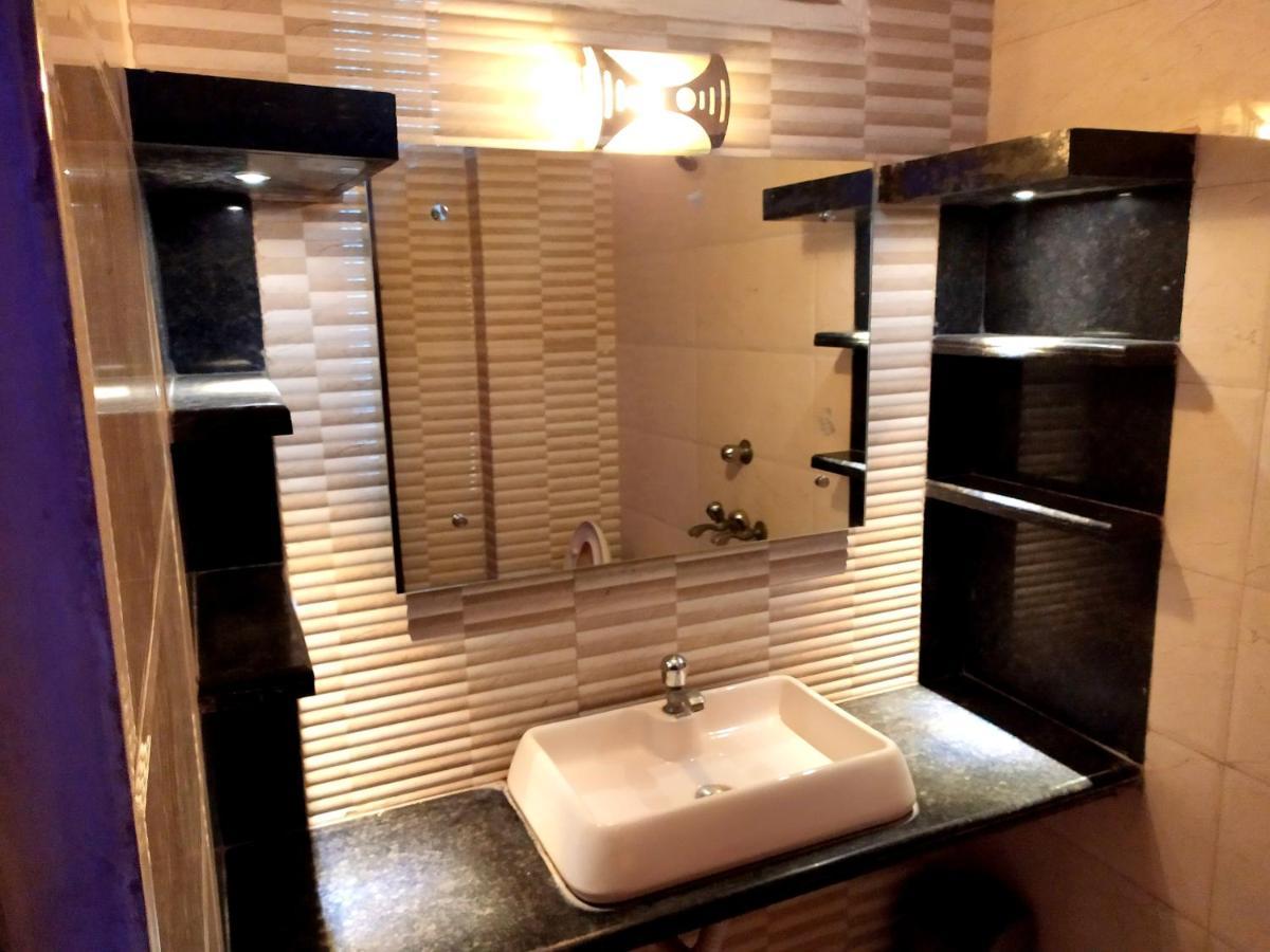 Hotel Peace Point - 1 Min Walking Distance From Station New Delhi Exteriör bild