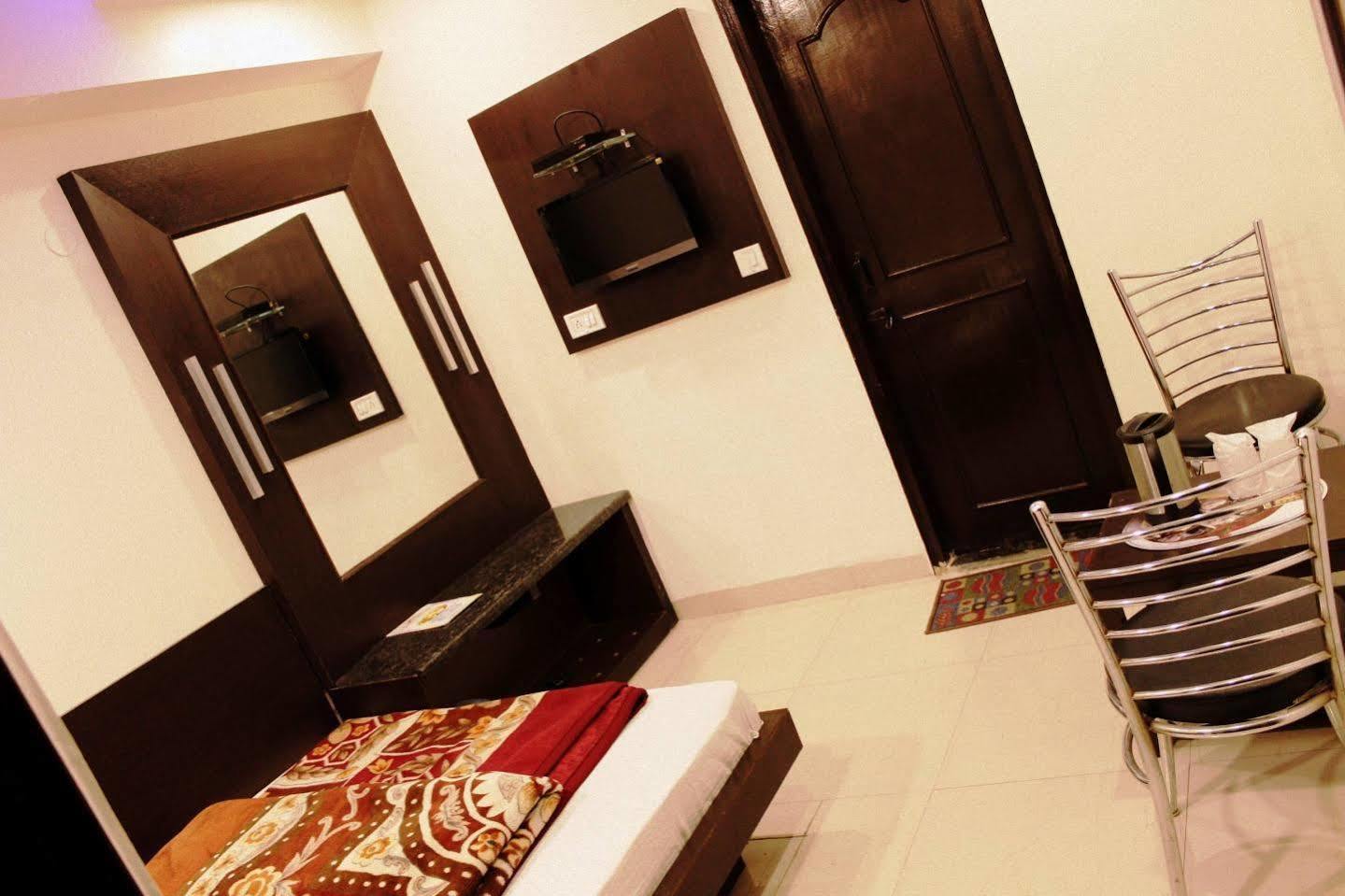 Hotel Peace Point - 1 Min Walking Distance From Station New Delhi Exteriör bild